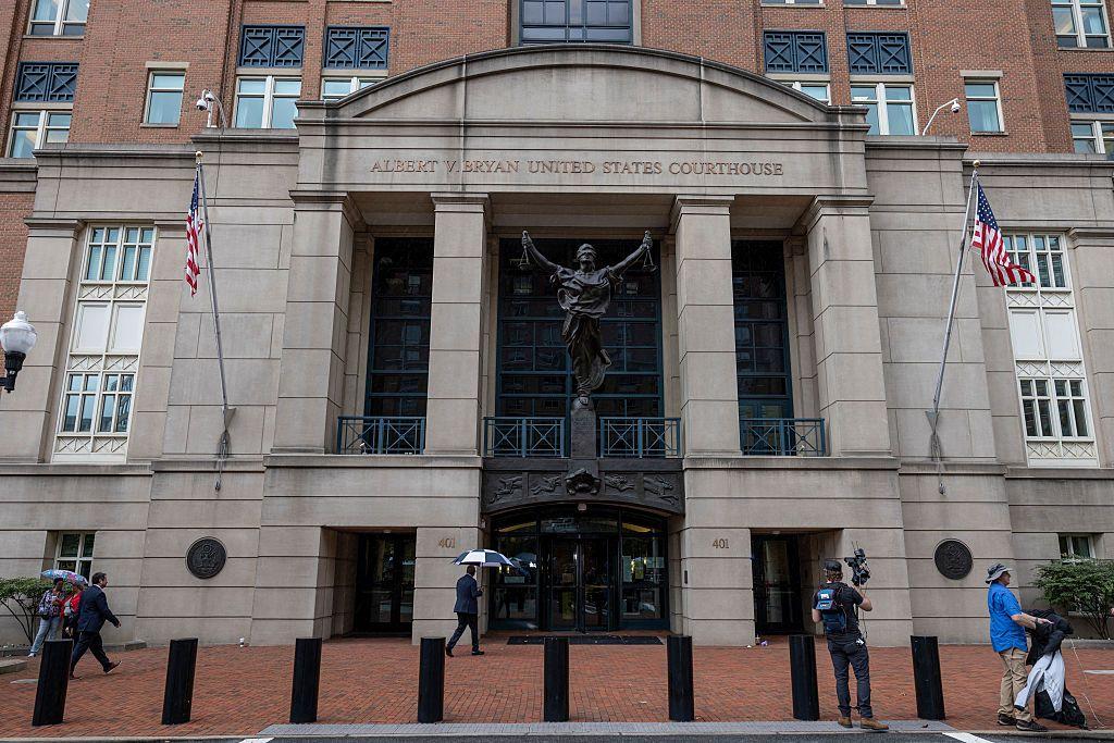 Personas caminan delante de la fachada del Tribunal Federal de EE.UU. para el Distrito Este de Virginia 
