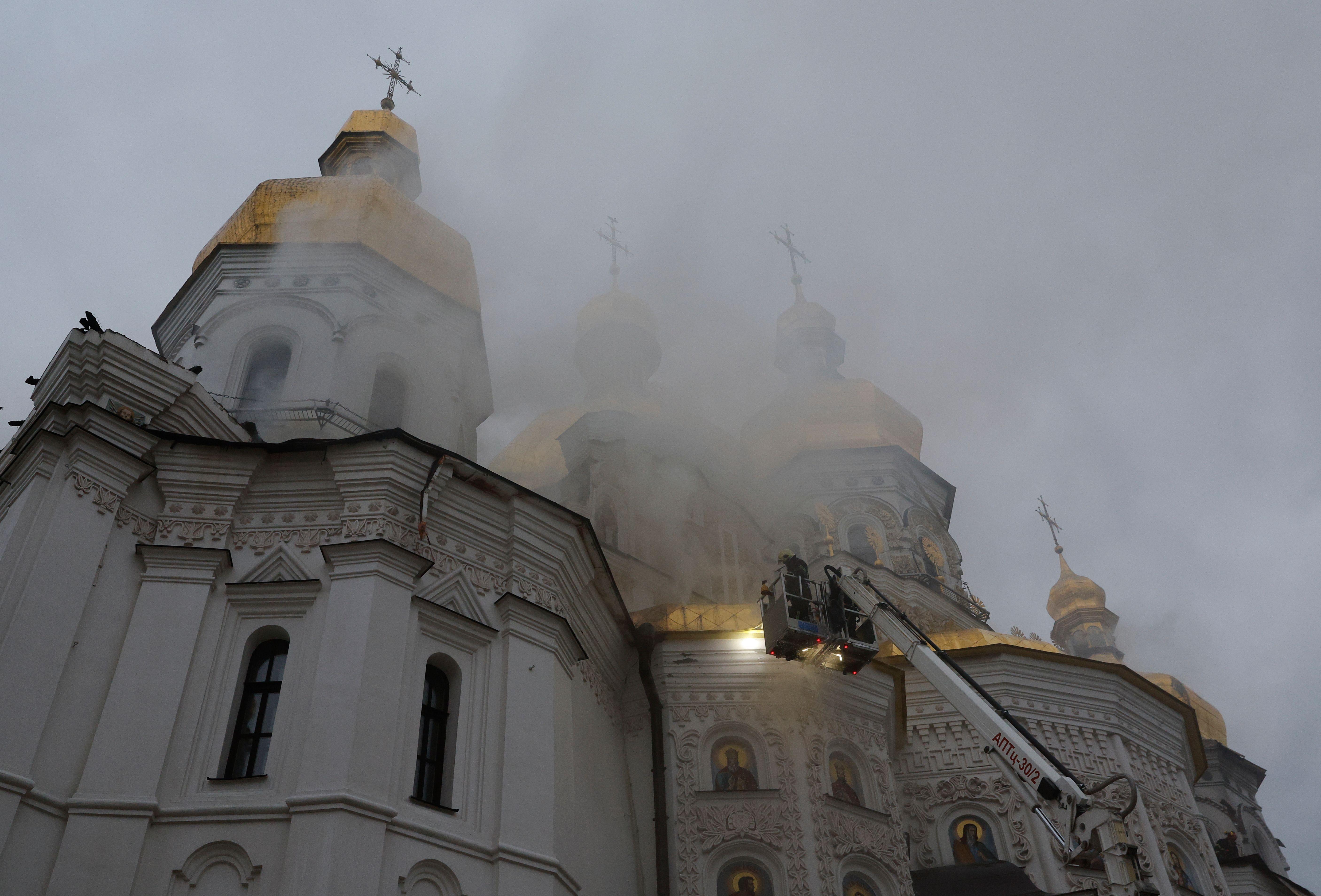 Equipos de rescate ucranianos trabajan en el lugar de un ataque ruso contra la Catedral de la Dormición en el Monasterio de las Cuevas de Kyiv (Kyiv-Pechersk Lavra), en Kyiv, Ucrania, el 15 de junio de 2026.