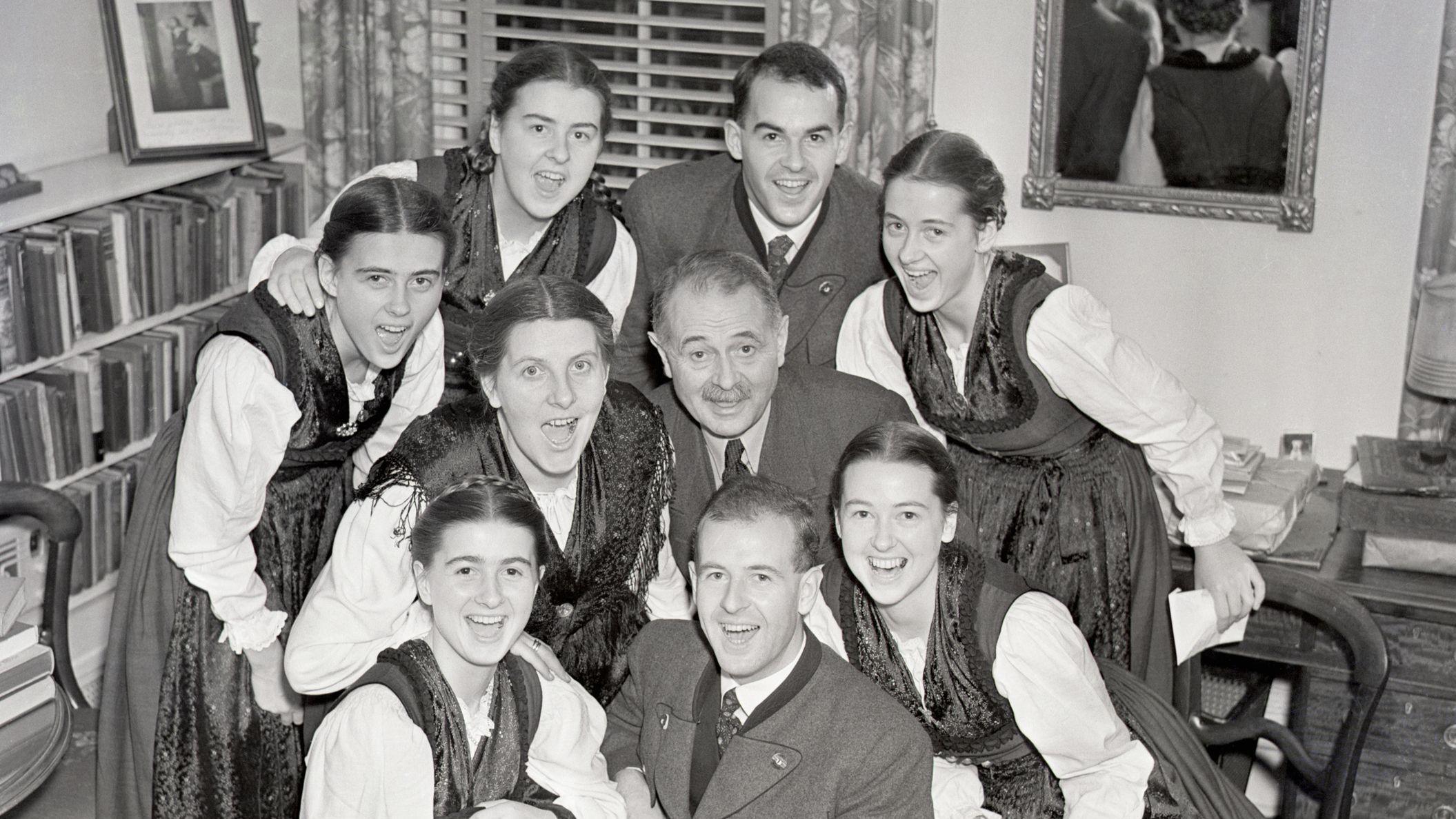 Los cantantes y miembros de la familia von Trapp antes de una actuación en el Town Hall de Nueva York. 