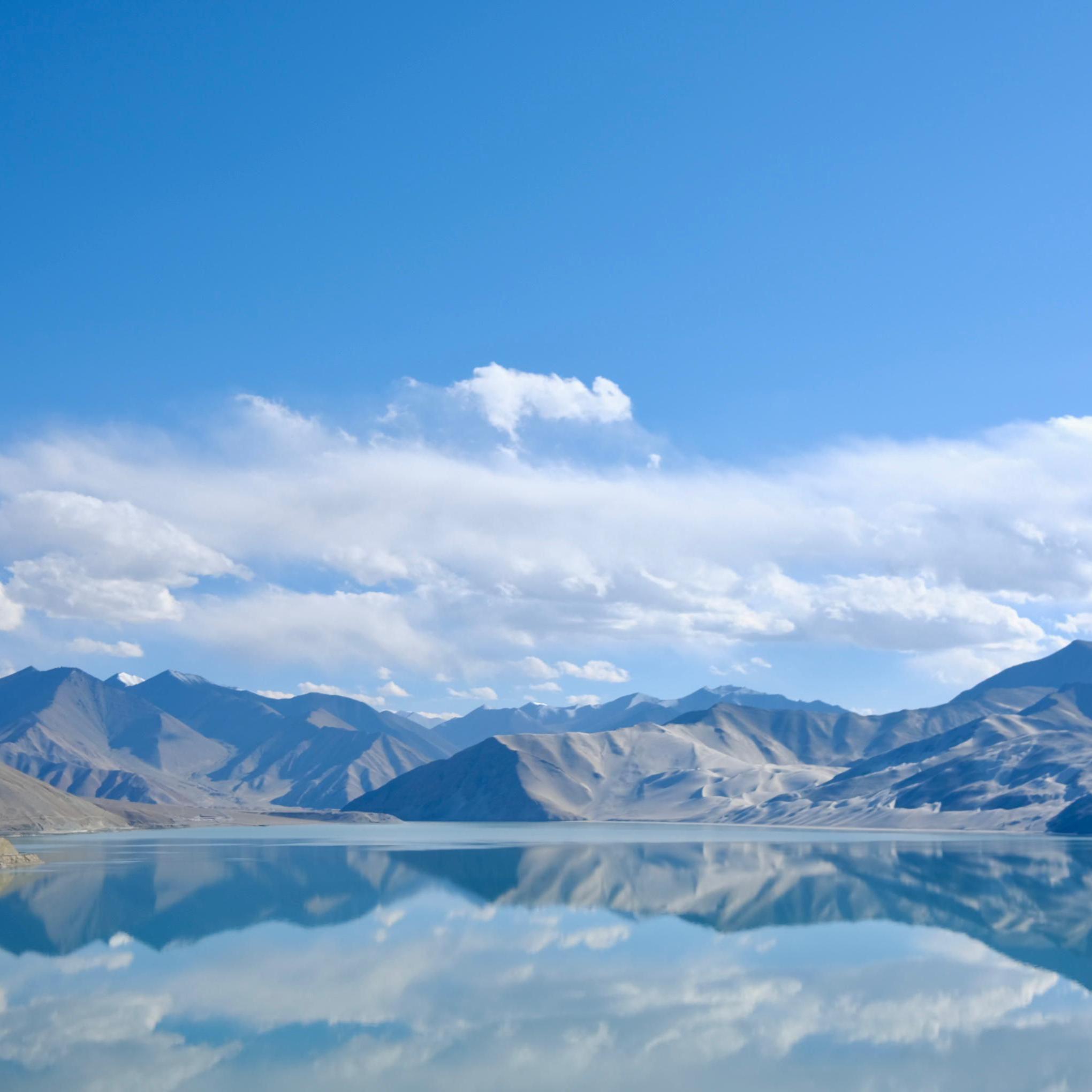 The White Sand Lake in Xinjiang is named after the yellow and white sand dunes surrounding it