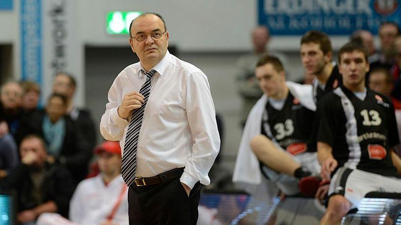 Duško Vujošević kao trener Partizana u sezoni 2012-13, a pozadini se vide Danilo Anđušić, Marko Čakarević i Bogdan Bogdanović