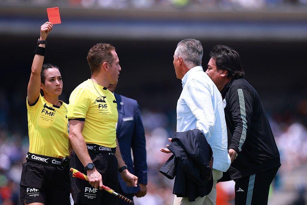 Katia Itzel García expulsa al entrenador Sergio Bueno