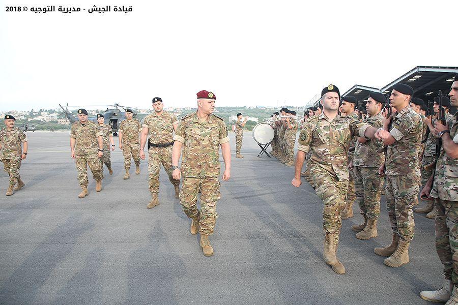 أرشيف – يتفقّد جوزاف عون، بصفته قائد الجيش اللبناني في ذلك الوقت، طائرات Super Tucano خلال مراسم تسلّم الدفعة الثانية منها في قاعدة حامات الجوية، بتاريخ 12 حزيران 2018.