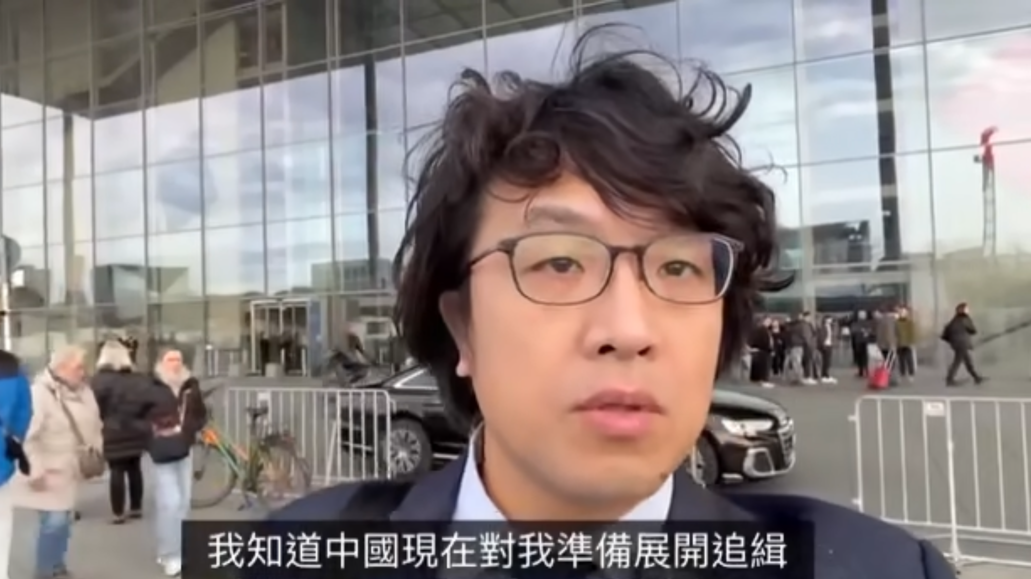 台灣民進黨籍立法委員沈伯洋在德國國會前錄製影片回應近期爭議。