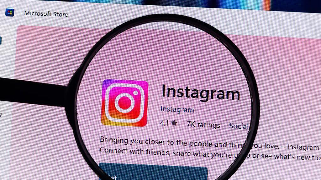 Una lupa sobre una página de Instagram