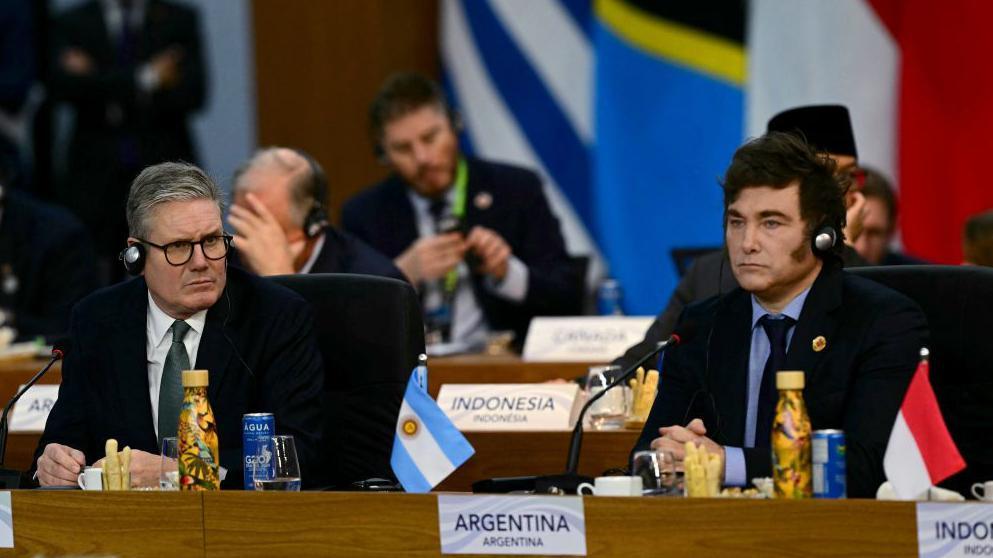 El primer ministro de Reino Unido, Keir Starmer, y el presidente de Argentina, Javier Milei, en la Cumbre del G20 en Río de Janeiro, Brasil, el 18 de noviembre de 2024.