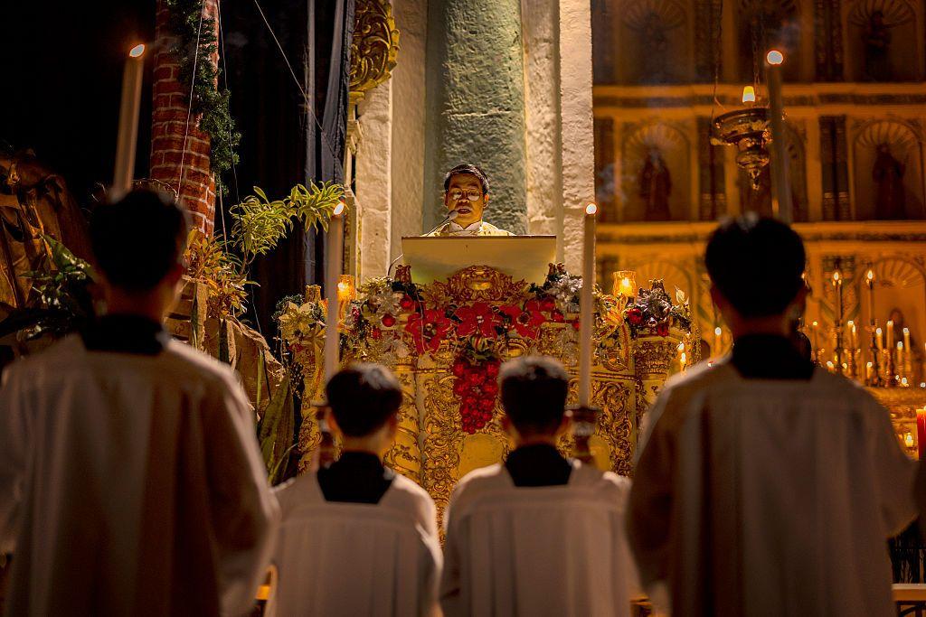 Un sacerdote ofreciendo una misa en Filipinas.