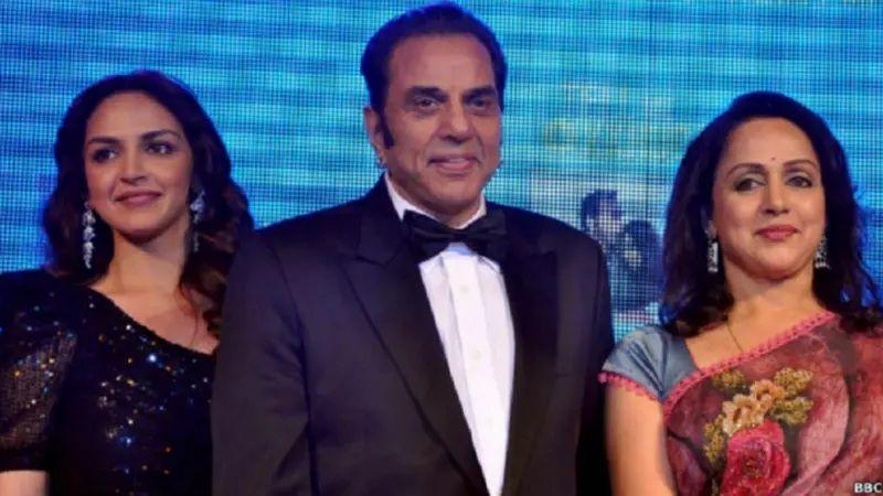 دھرمیندر اپنی دوسری اہلیہ ہیما مالنی اور بیٹی ایشا دیول کے ساتھ