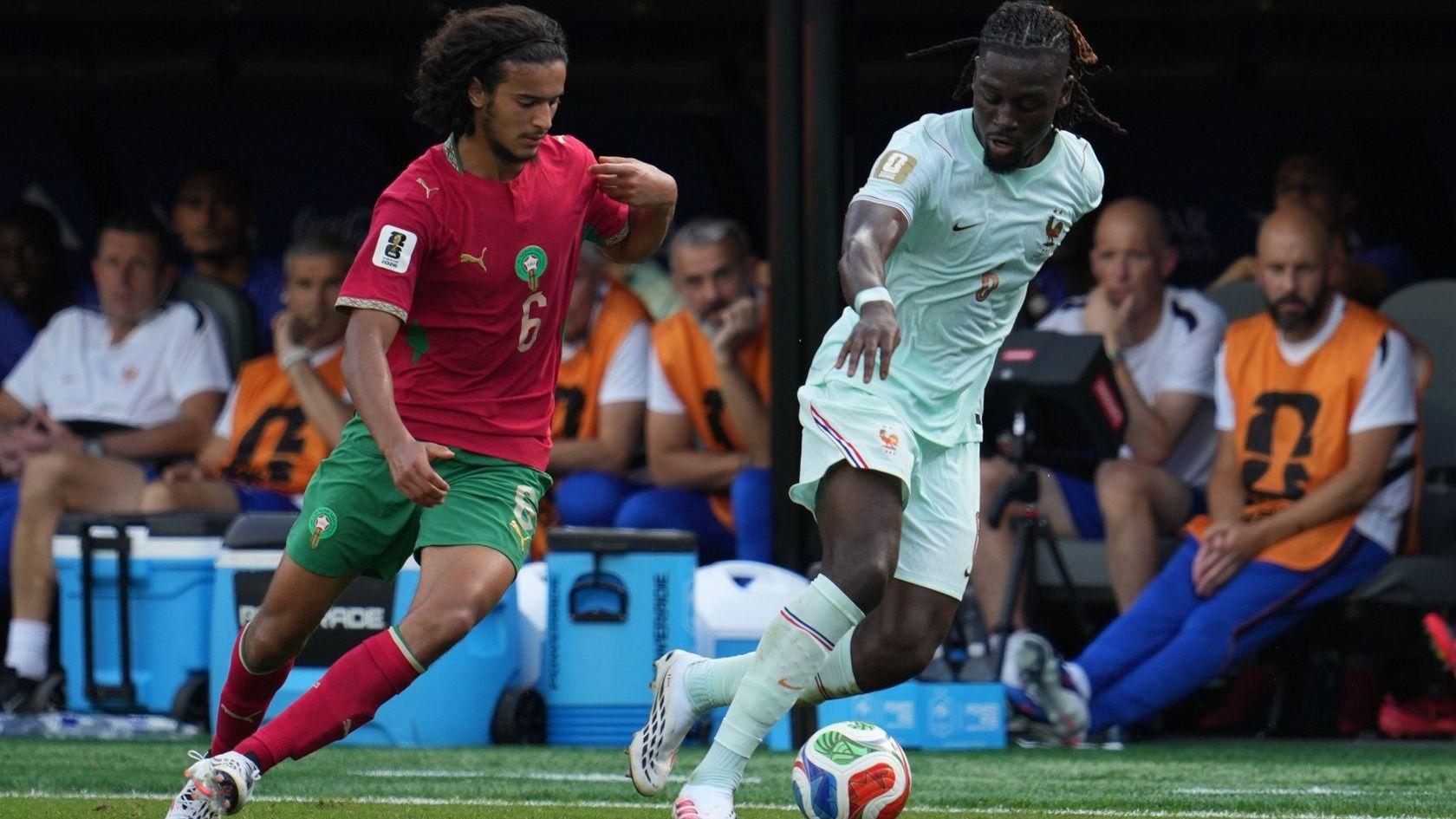 يتنافس مانو كونيه من فرنسا وأيوب بوعدي من المغرب على الكرة خلال مباراة ربع نهائي كأس العالم 2026 بين فرنسا والمغرب على ملعب بوسطن في 9 يوليو/تموز 2026 في فوكسبورو، ماساتشوستس. 