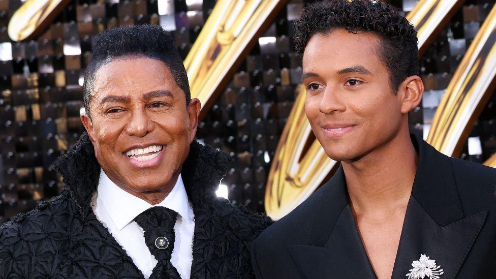 El cantautor estadounidense Jermaine Jackson (izq.) y su hijo, el actor estadounidense Jaafar Jackson, asisten al estreno en Los Ángeles de la película "Michael".