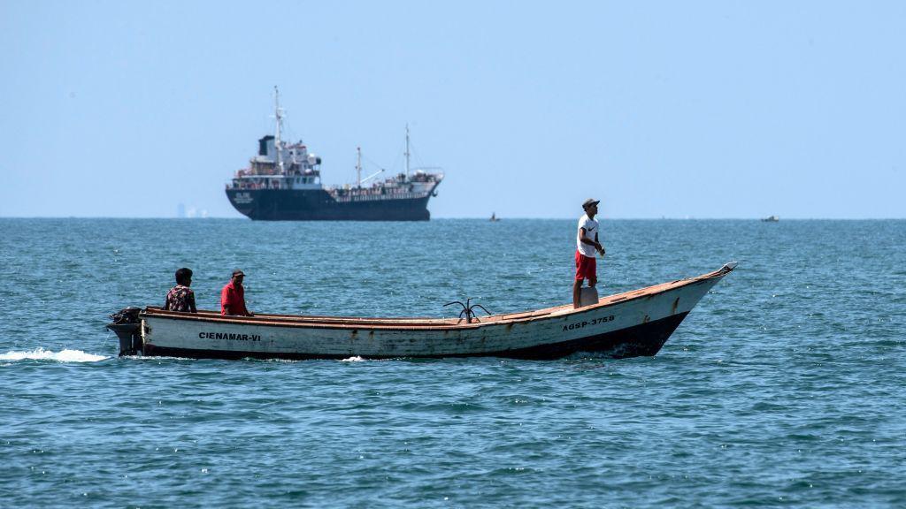 Un buque cisterna navega cerca de una planta refinadora de la estatal Petróleos de Venezuela (PDVSA) en Puerto La Cruz.