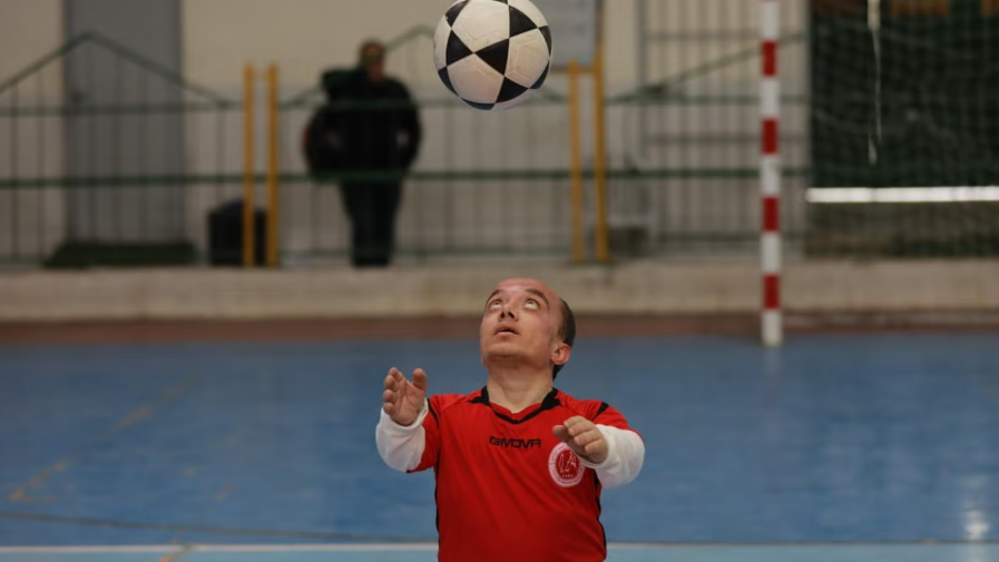 "أريد الاستمتاع بكأس العالم مثل الجميع": معاناة لاعب كرة قزم في غزة - الإندبندنت