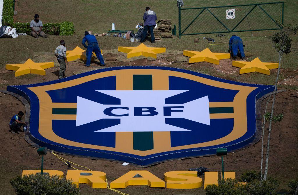 Símbolo da CBF em um campo de futebol