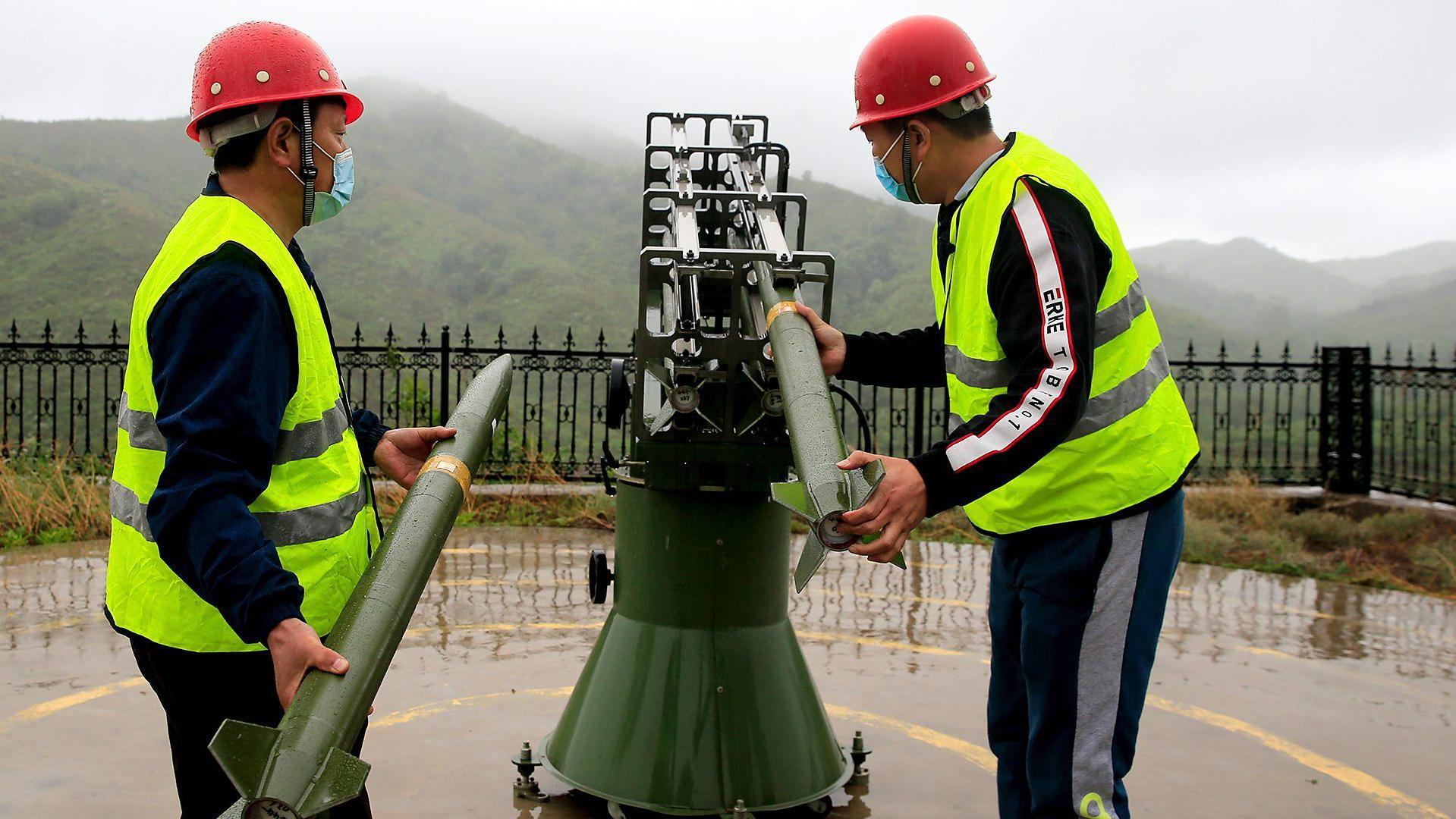 中國氣象工作人員在操作人工增雨設備