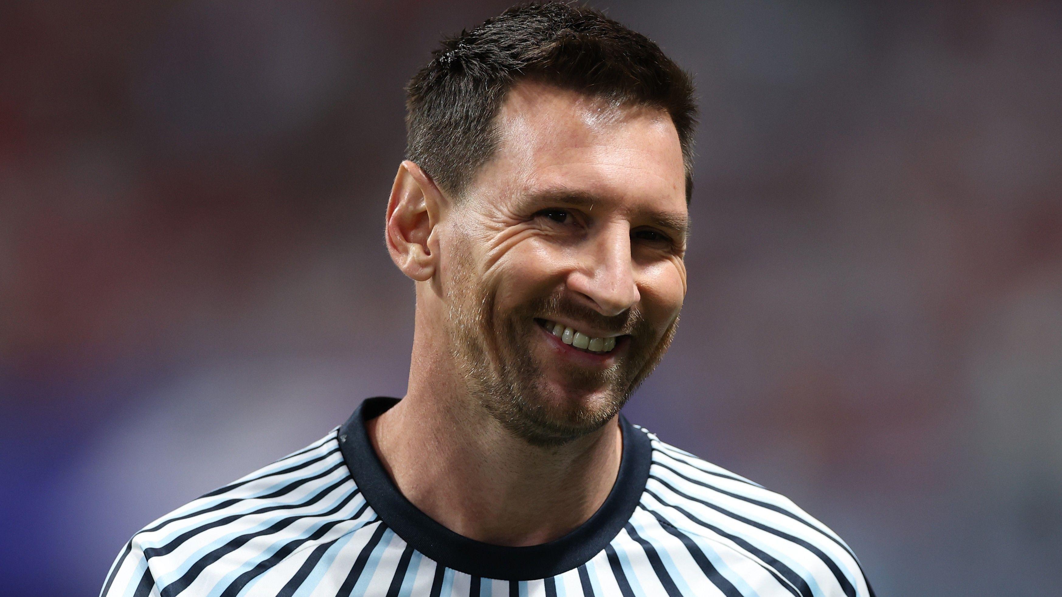 Alvarez starts alongside Messi as Argentina face Egypt