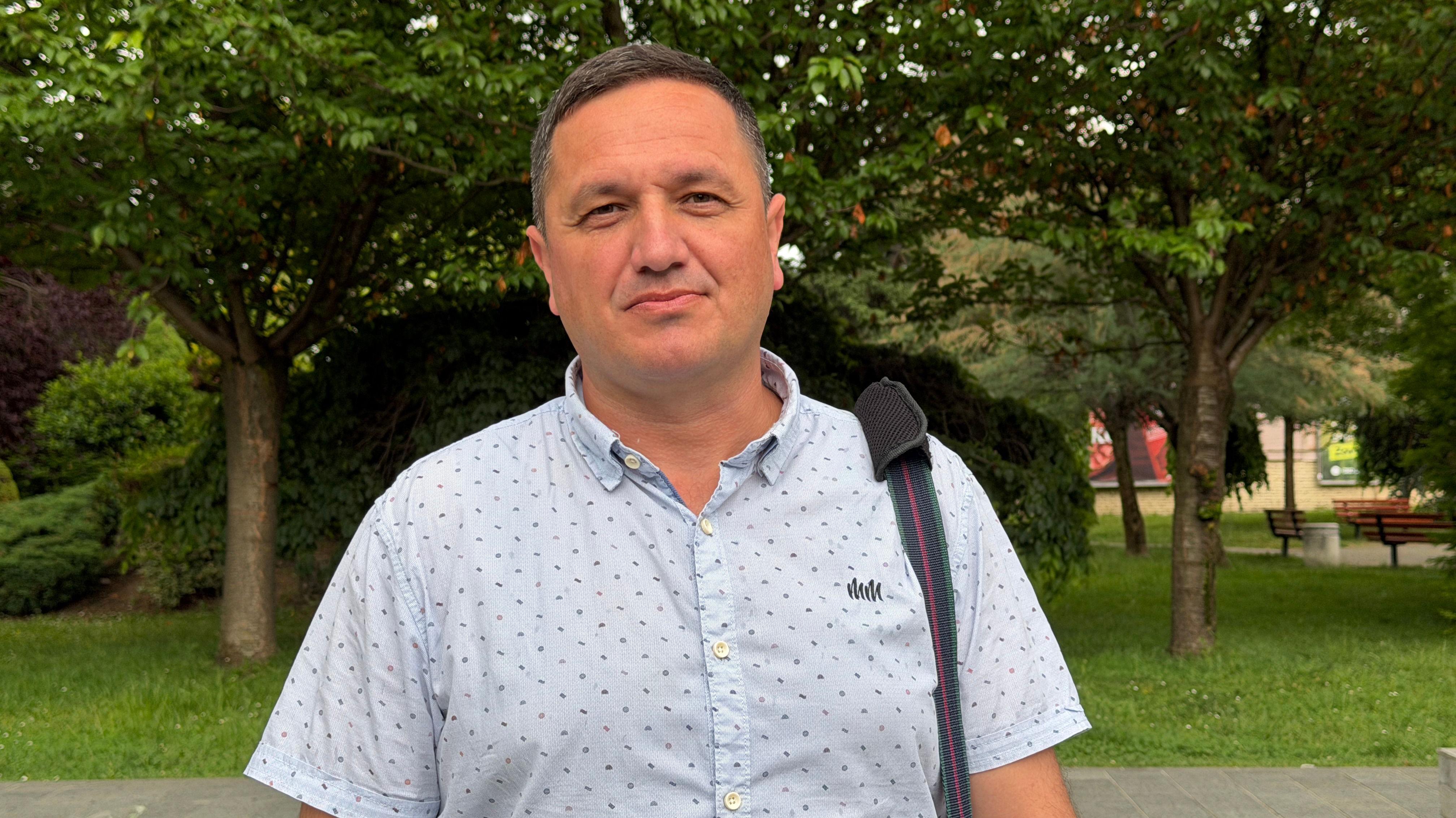 Bosna i Hercegovina - zemlja u kojoj se više navija za komšiluk, nego za domovinu 10 mupkarac u košulji kratkih rukava stoji na ulici