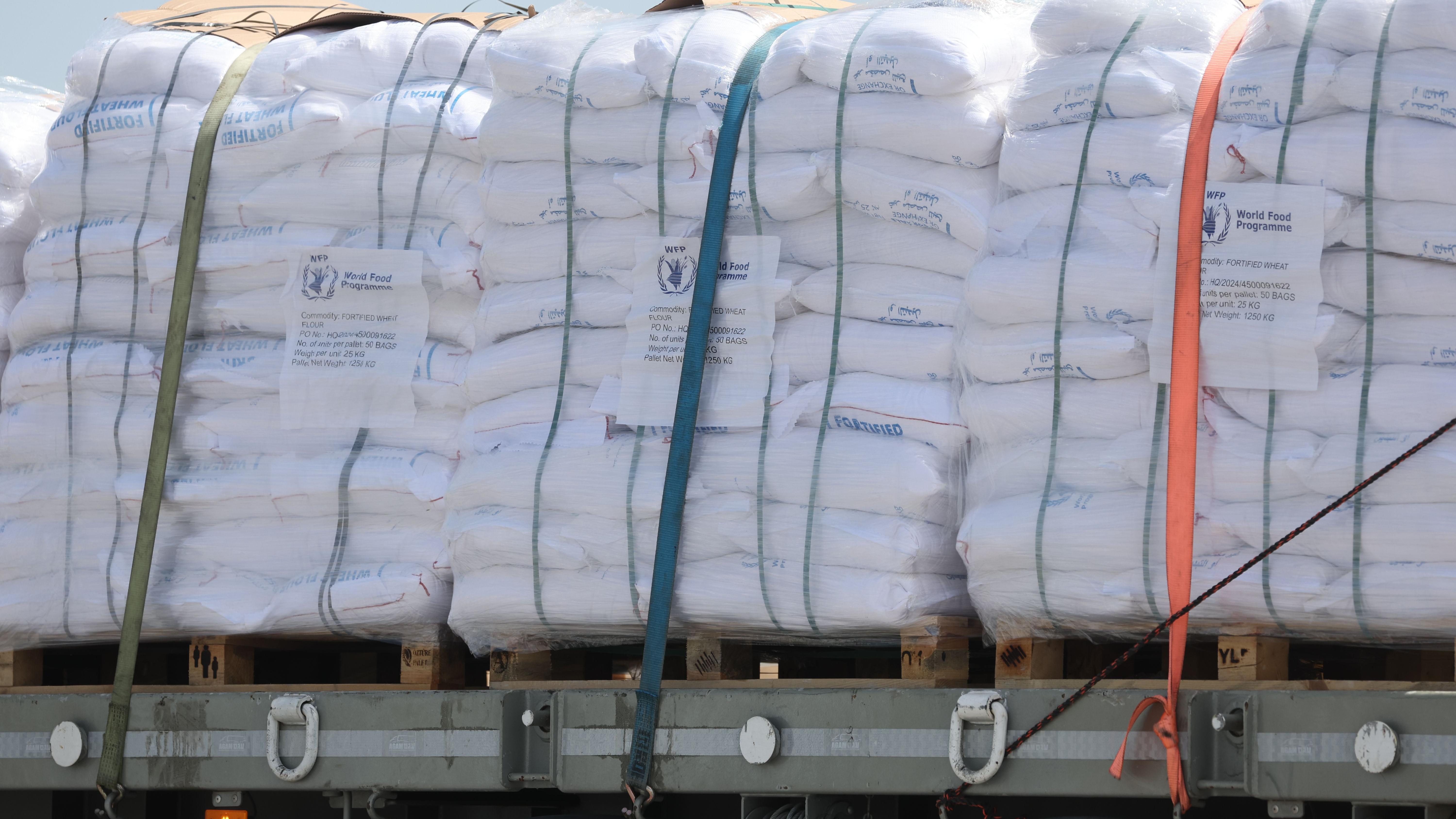 Caminhão com ajuda humanitária