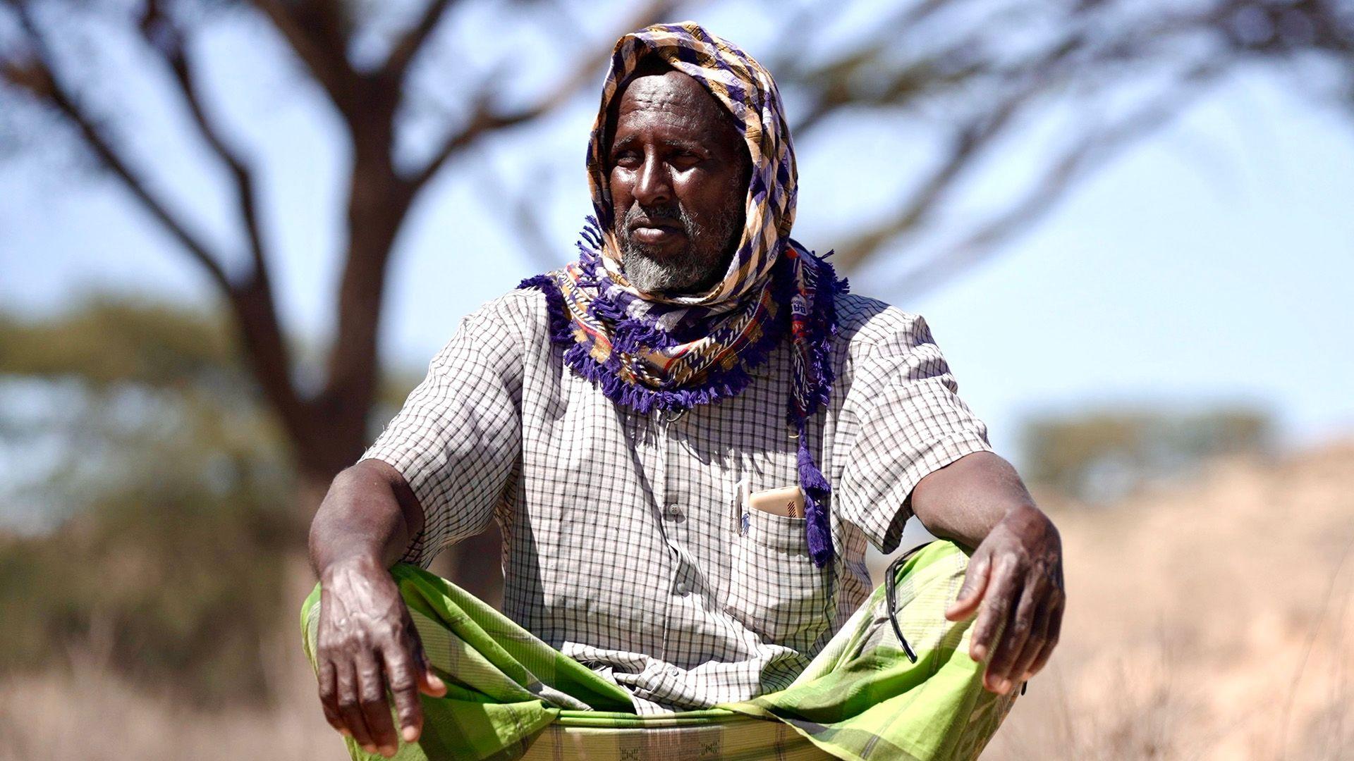 'Naći ćemo ih gde god da se kriju': Borba za iskorenjivanje Islamske države u Somaliji 3 Čovek sa maramom u košulji