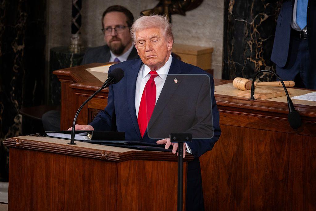 Trump lee su discurso en una pantalla.