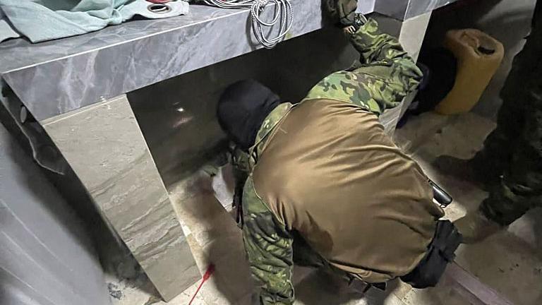 Policía examina un búnker en una casa