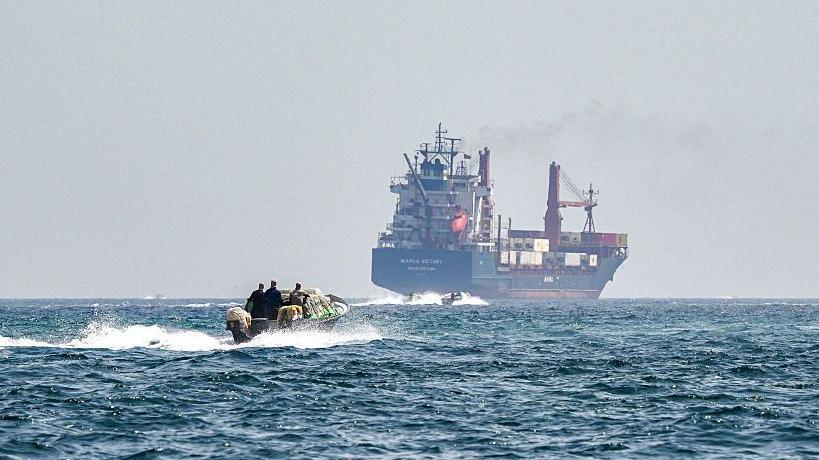 2025 年 6 月 25 日，在阿曼北部穆桑達姆半島卡哈卜海岸附近的霍爾木茲海峽水域，一艘船隻靠近懸掛聖基茨和尼維斯國旗的集裝箱船 「馬爾薩勝利號」。