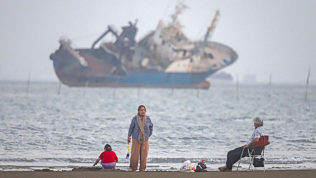 Iraníes descansan en la playa de Suru, en Bandar Abbas, a orillas del estrecho de Ormuz, en una imagen difundida este lunes por la agencia iraní ISNA.