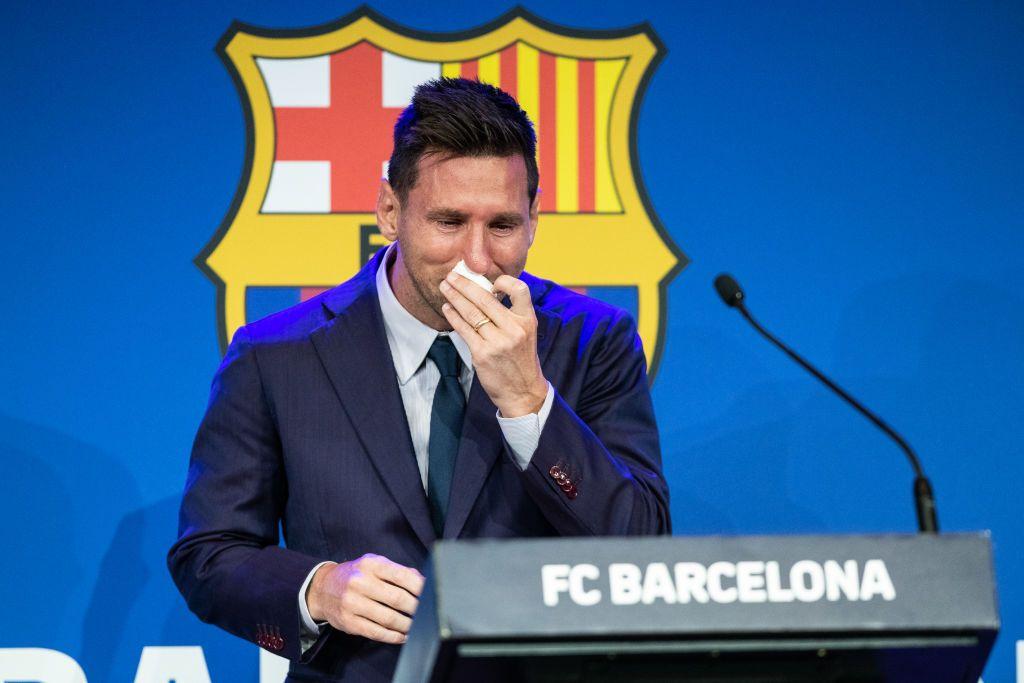ميسي يبكي خلال مؤتمر لإعلان رحيله عن برشلونة