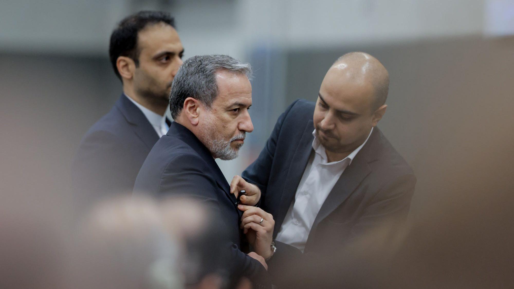 وزير الخارجية الإيراني عباس عراقجي (في الوسط) يتابع حديثه قبل إلقاء خطاب خلال جلسة لمؤتمر الأمم المتحدة لنزع السلاح، على هامش الجولة الثانية من المحادثات الأمريكية الإيرانية التي تحث فيها واشنطن طهران على إبرام اتفاق للحد من برنامجها النووي، في جنيف، في 17 فبراير/شباط 2026.