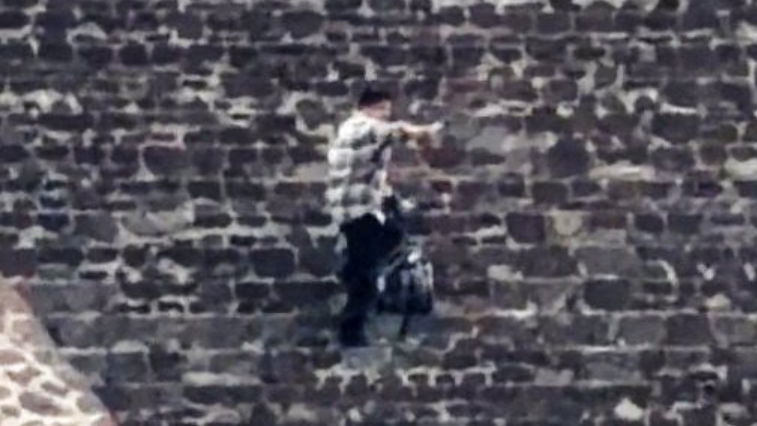 "Disparaba desde arriba en la pirámide y tenía rehenes": los relatos de testigos del tiroteo en Teotihuacán en el que murió una mujer y otras 13 personas resultaron heridas