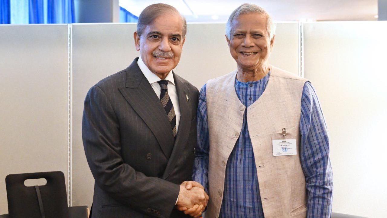 بنگلہ دیش کی عبوری حکومت کے سربراہ محمد یونس اور پاکستانی وزیر اعظم شہباز شریف