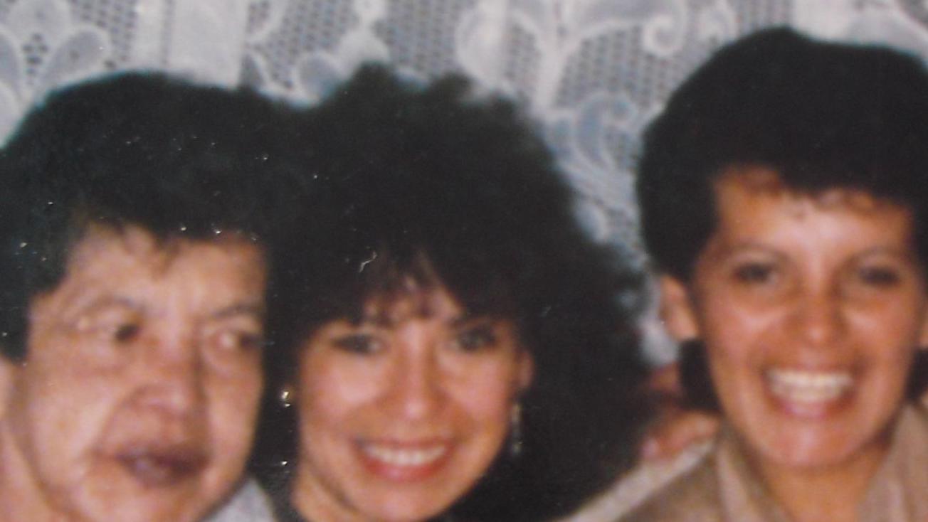 La familia de Yanette Bautista en una foto junto a su hermana.
