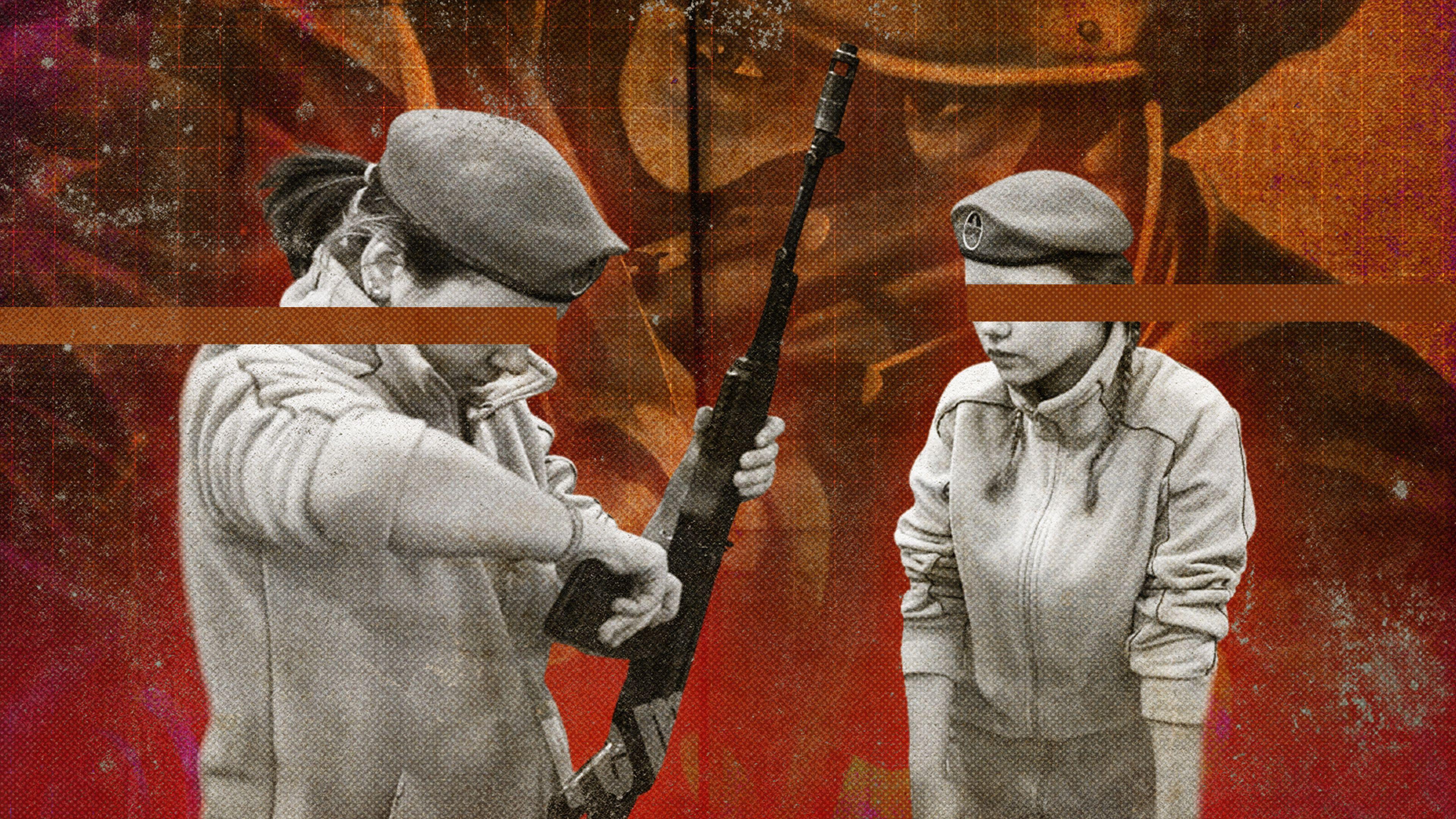 Una chica a la izquierda está manipulando un rifle, mientras que otra adolescente a la derecha la observa. Ambas visten uniforme militar y boina.