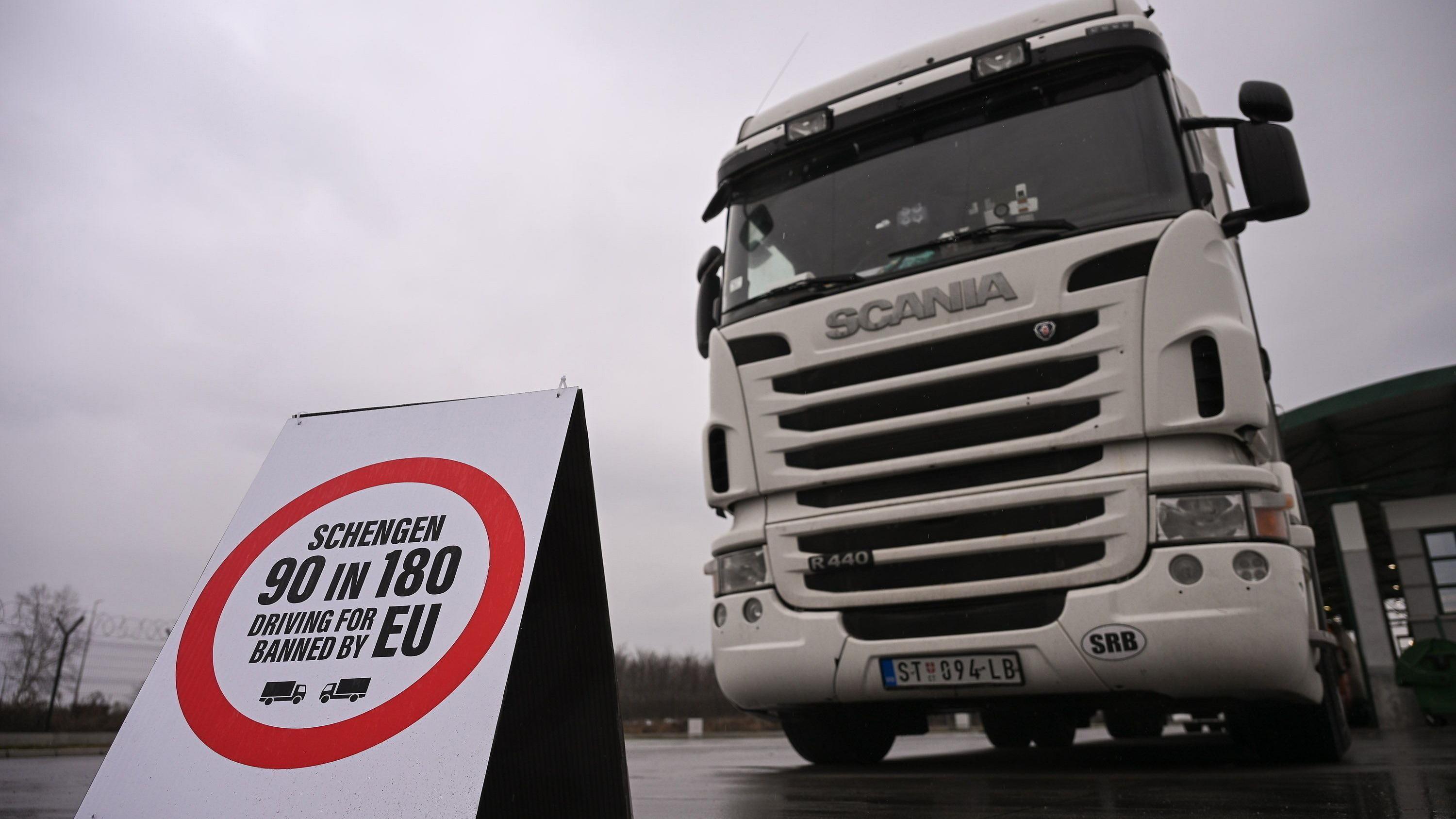 Kamiondžije blokiraju granice na Balkanu: Kolika je šteta 1 Protestni znak ispred kamiona na granici Srbije i Mađarske tokom blokade na graničnom prelazu Horgoš na severu Srbije, 26. januara 2026. Svi granični prelazi u zemlji i širem regionu blokirani su za teretni saobraćaj počev od 26. januara u podne, posle koordinisane akcije vozača kamiona iz Srbije, Bosne i Hercegovine, Crne Gore i Severne Makedonije