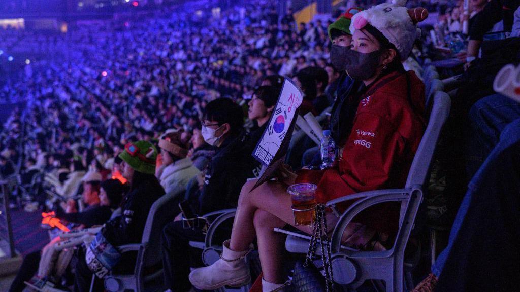 一場電競比賽看台上的粉絲 