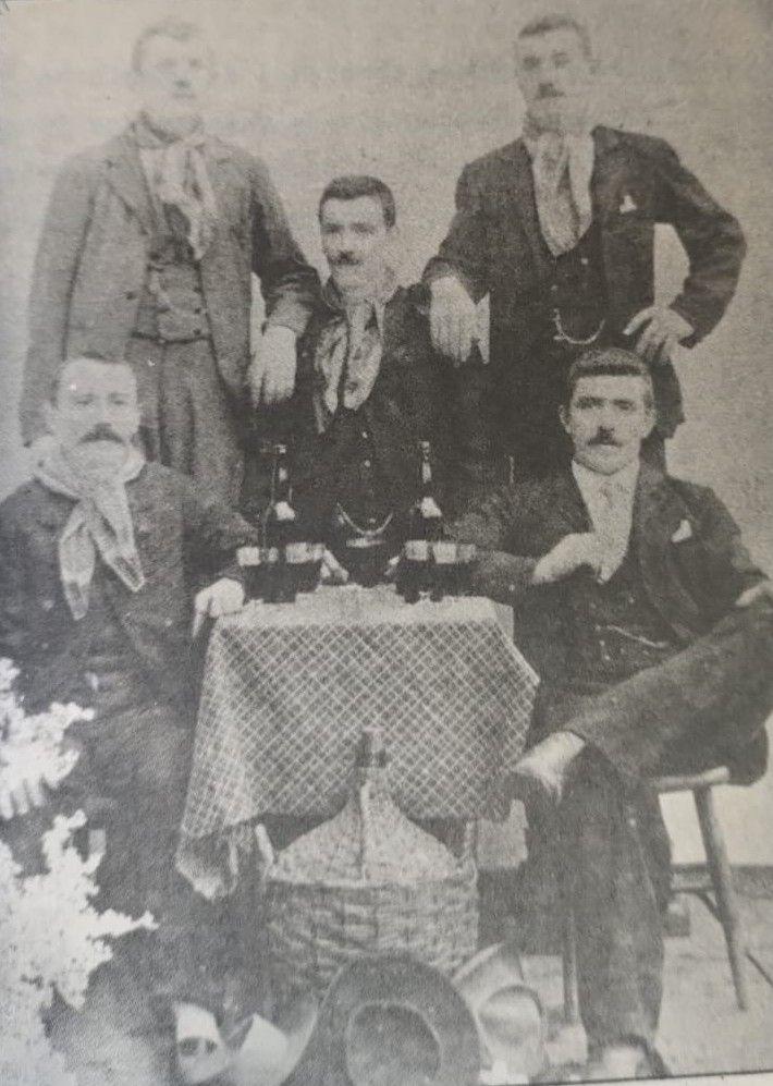 Integrantes da patrulha atacado pelos monges; entre eles os feridos Jo&atilde;o Ferri, primeiro &agrave; esquerda, sentado, &agrave; frente de Pedro Mottim, em p&eacute;
