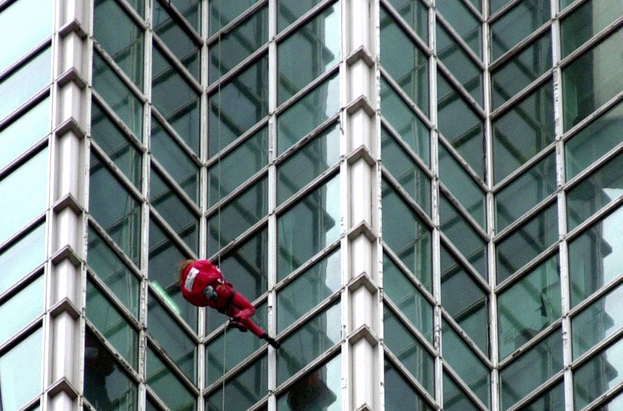 2004年12月25日，法國攀岩家羅貝爾（Alain Robert）在繩索輔助下攀登台北101