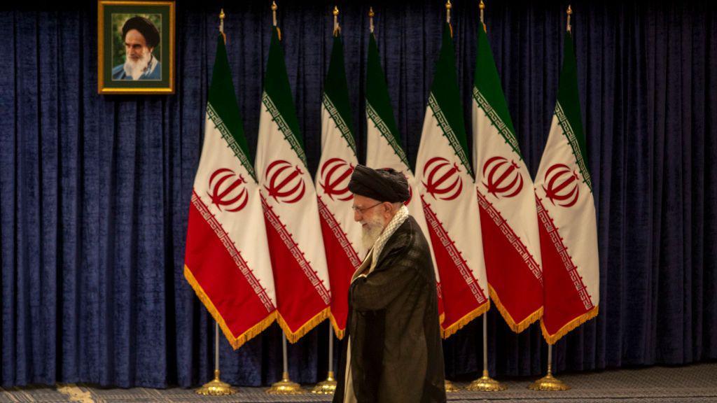 ایران کے رہبرِ اعلیٰ آیت اللہ علی خامنہ ای 1989 سے اس عہدے پر فائز ہیں اور فوج، عدلیہ، خفیہ اداروں اور خارجہ پالیسی پر حتمی اختیار رکھتے ہیں۔