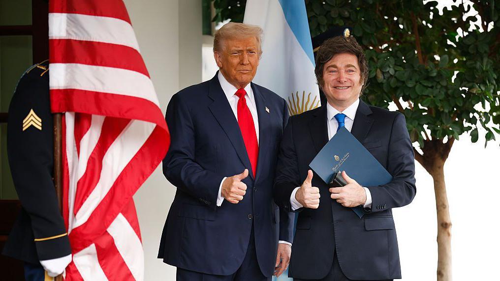 Milei y Trump saludan en la Casa Blanca