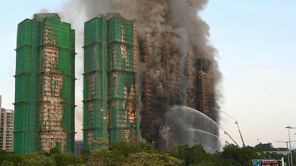 12月1日，警方表示在過去兩天宏福苑20處不同地方採集棚網樣本，發現7個未達到阻燃測試標準