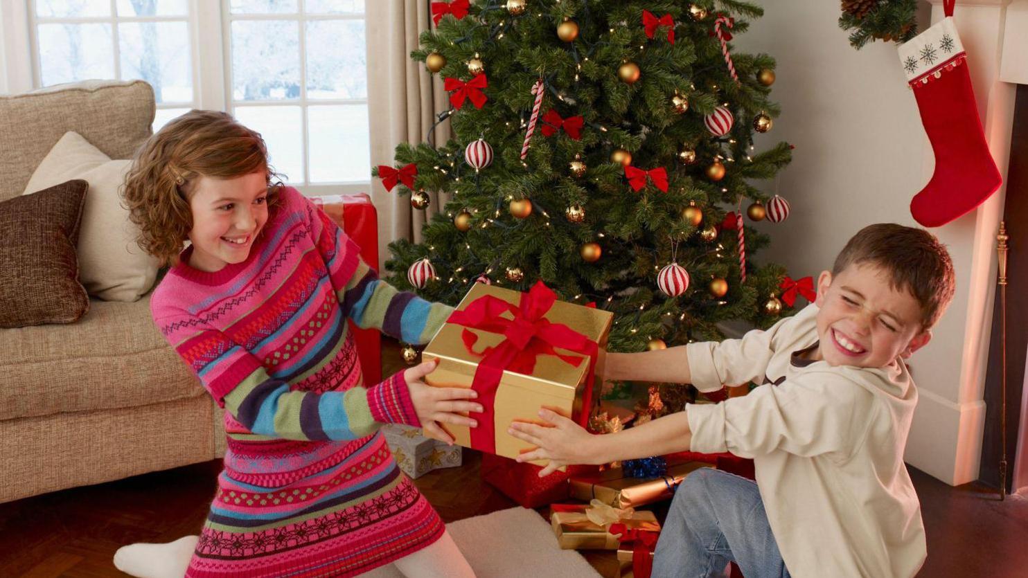 طفلان يتشاجران