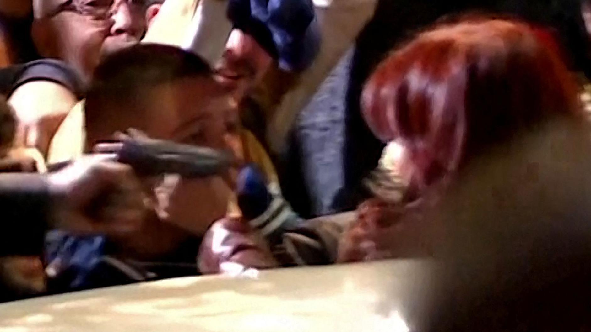Un arma es apuntada a centímetros de la cara de Cristina Kirchner