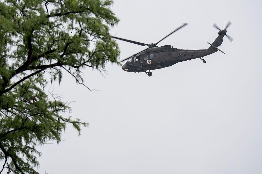 Helicóptero realiza operações de resgate ao longo do Rio Guadalupe, Texas
