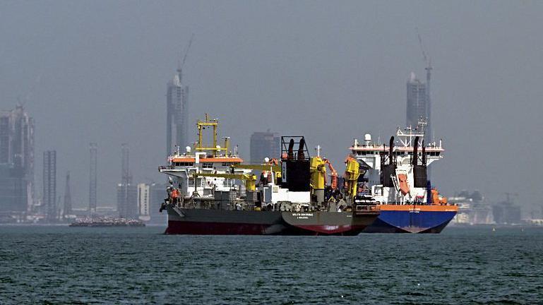 En la imagen aparecen buques comerciales frente a las costas de Dubai el 11 de marzo de 2026. 