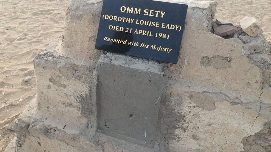 مدفن دوروثي إيدي - أم سيتي قرب معبد أبيدوس في سوهاج، باب صغير من الطين ثبتت فوقه رخامة سوداء كتب عليها باللون الذهبي، دوروثي لويز إيدي توفيت في 21 أبريل/نيسان 1981