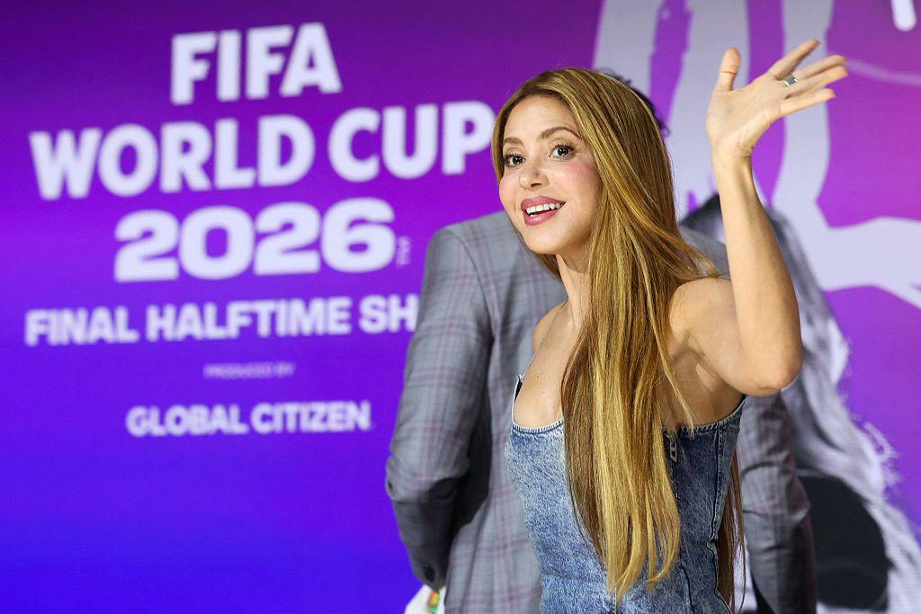 Shakira saluda delante de un cartel sobre el espectáculo del medio tiempo de la final del Mundial 2026 de fútbol.