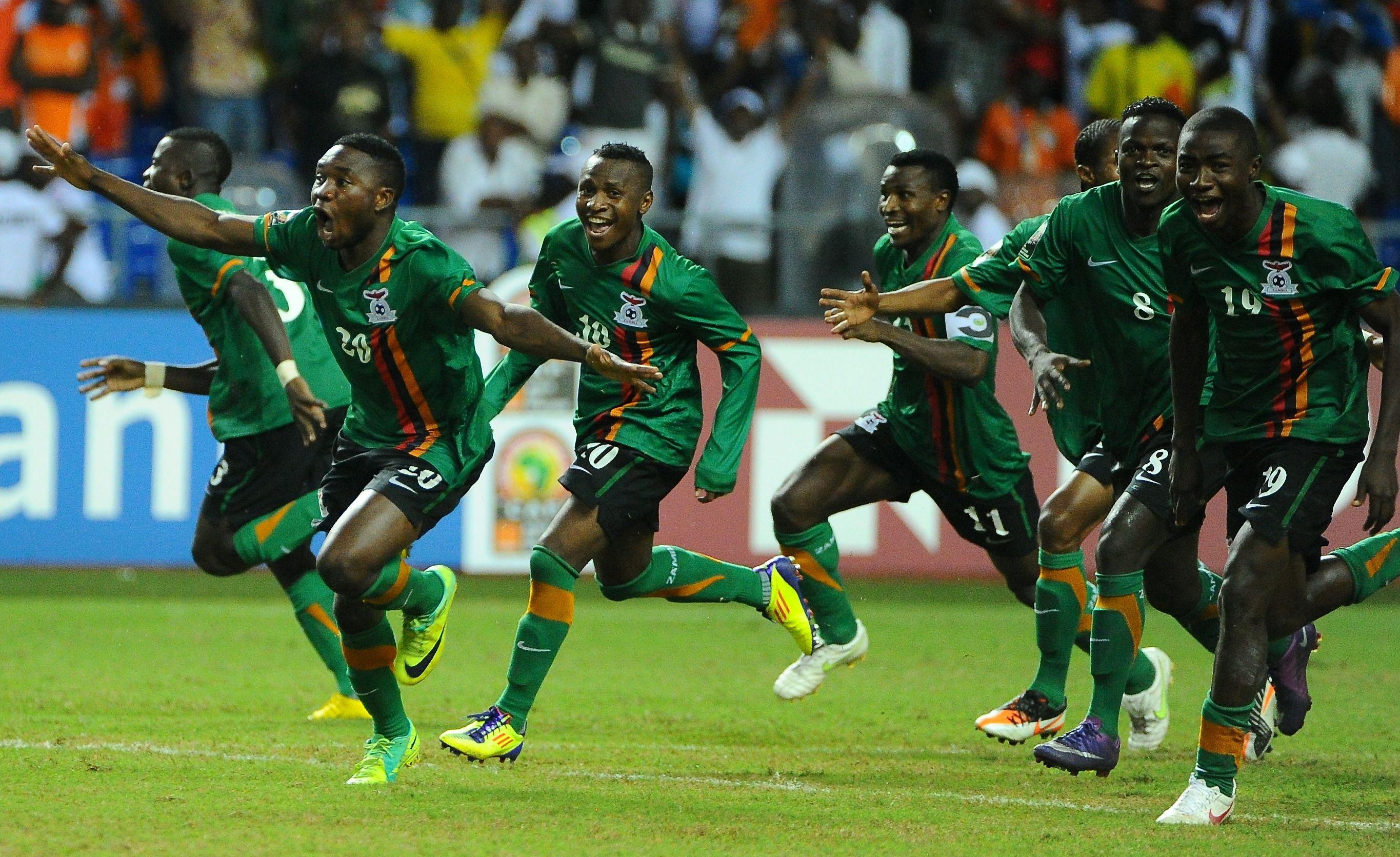 لاعبو منتخب زامبيا يبتهجون بعد حسم المباراة النهائية لكأس أمم أفريقيا 2012 أمام ساحل العاج بفارق ركلات الترجيح