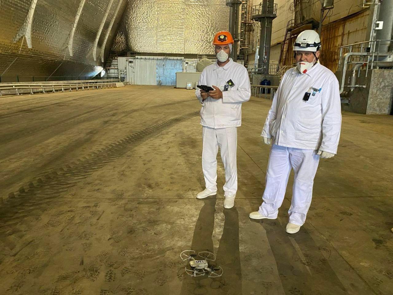Foto de Doroshenko de pie junto a un compañero de trabajo dentro del domo que protege al reactor 4 de la planta nuclear de Chernóbil.