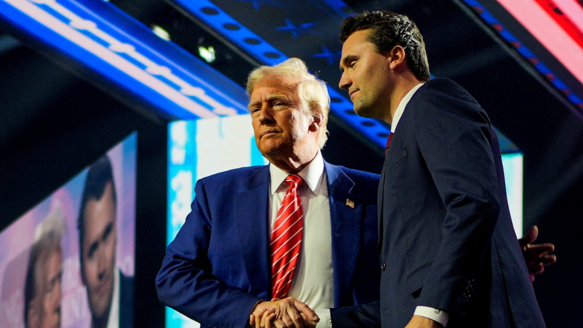 Donald Trump saluda a Charlie Kirk