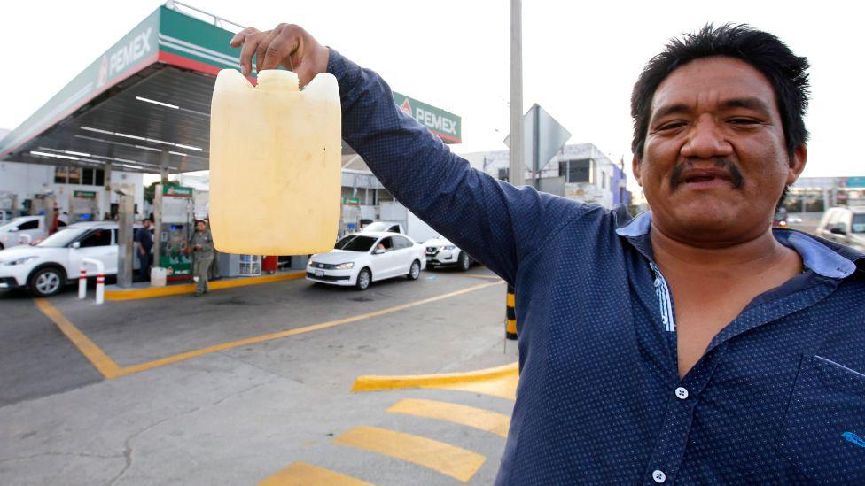 Mexicano con gasolina, foto genérica.