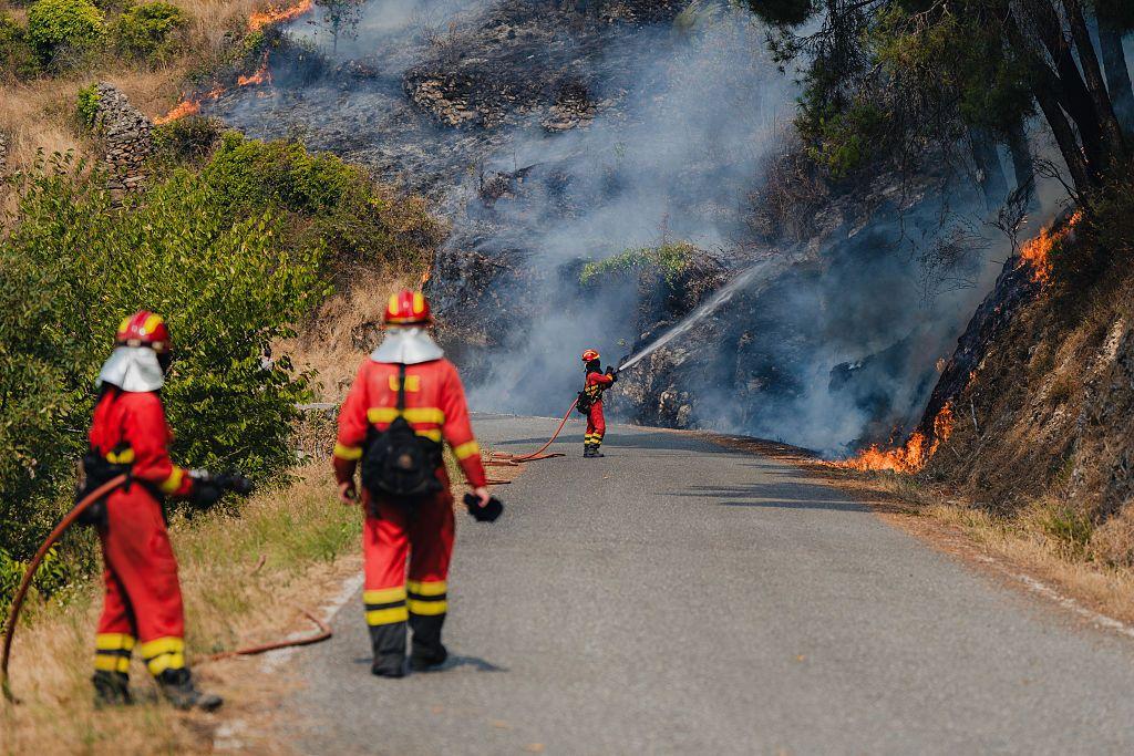 Los bomberos tratan de contener un incendio en Galicia, en el noroeste de España.